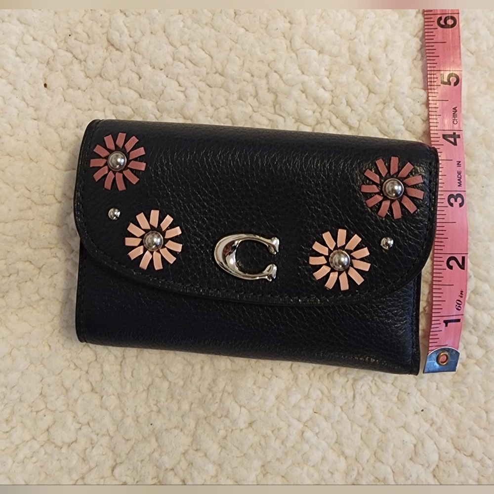 NWOT Coach Remi Envelope Wallet W Daisy Applique - Picture 3 of 6